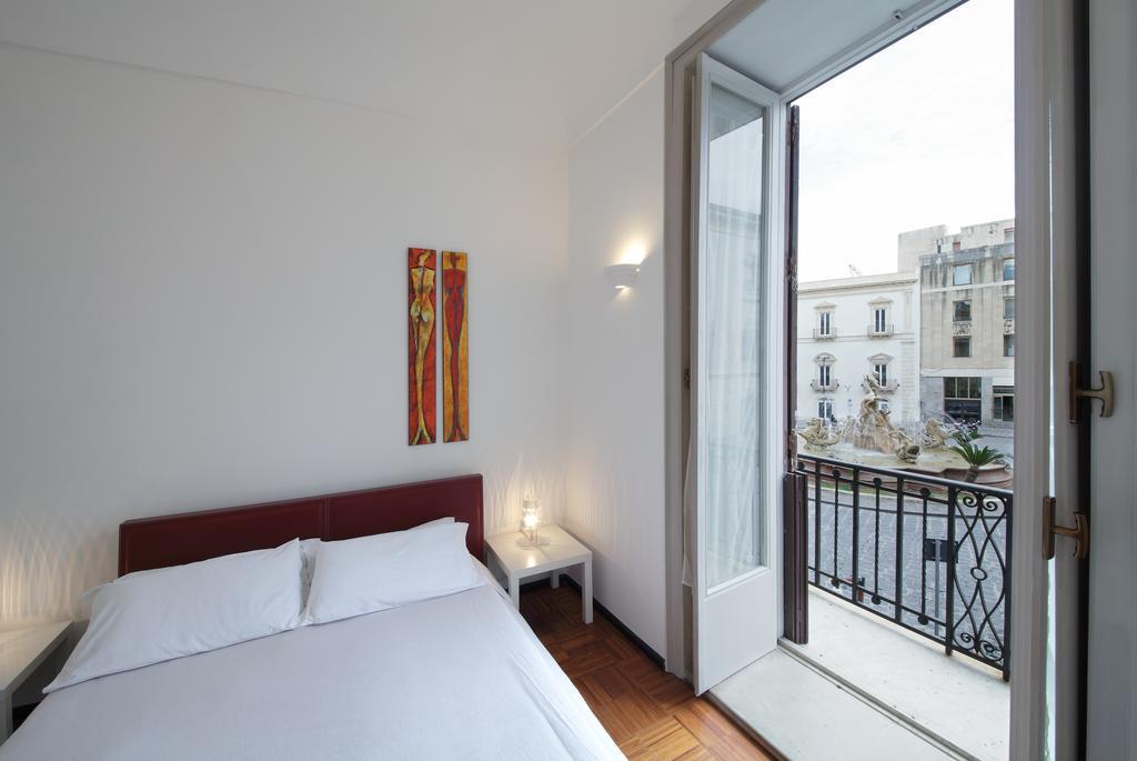 Habitación con cama extragrande y vistas a la plaza